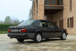 Bild 7/49 von Mercedes-Benz 320 E (1993)