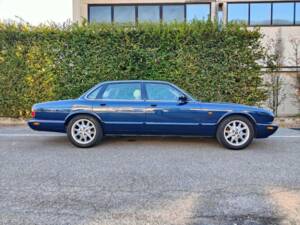 Image 9/30 de Jaguar XJ 8 4.0 Executive (1998)