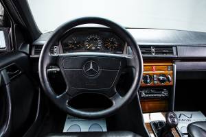 Bild 16/30 von Mercedes-Benz E 280 Unikat (1994)