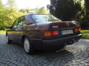 Image 23/137 of Mercedes-Benz 190 E 1.8 Avantgarde &quot;Rosso&quot; (1992)