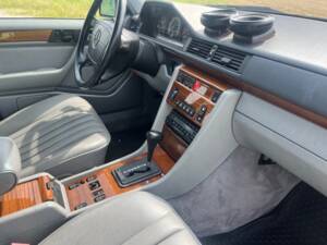 Image 19/81 de Mercedes-Benz 300 TE 4-Matic (1992)