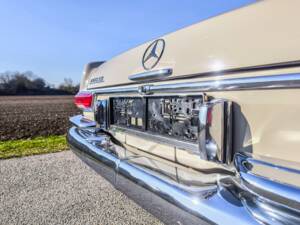 Afbeelding 11/24 van Mercedes-Benz 220 SE b (1964)