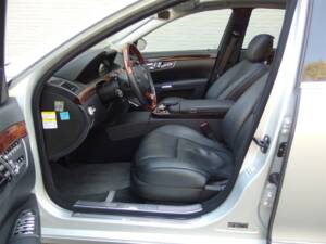 Image 31/98 of Mercedes-Benz S 500 L (2007)