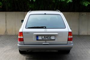 Imagen 11/75 de Mercedes-Benz E 280 T (1994)