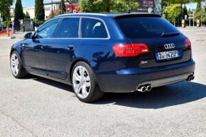 Bild 6/22 von Audi S6 Avant 5.2 V10 quattro (2006)