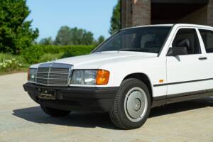 Afbeelding 12/44 van Mercedes-Benz 190 E (1987)