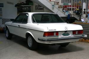 Bild 32/38 von Mercedes-Benz 230 CE (1984)
