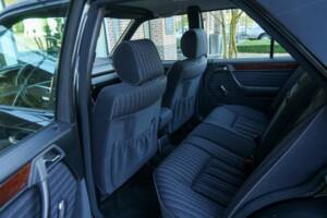 Image 26/50 of Mercedes-Benz 200 E (1992)