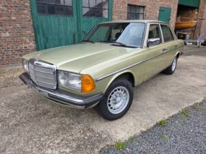 Image 9/73 of Mercedes-Benz 230 E (1985)
