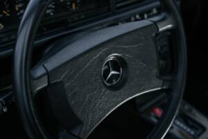 Image 46/69 de Mercedes-Benz 190 E 2.3-16 (1988)