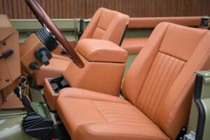Bild 42/47 von Land Rover 90 (1990)