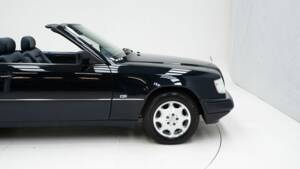 Image 10/15 of Mercedes-Benz E 200 (1995)