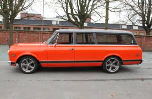 Image 3/30 of Chevrolet Suburban (1970)