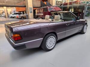 Image 3/42 of Mercedes-Benz 300 CE-24 (1993)