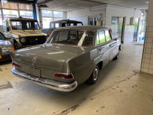 Image 7/33 de Mercedes-Benz 190 c (1964)