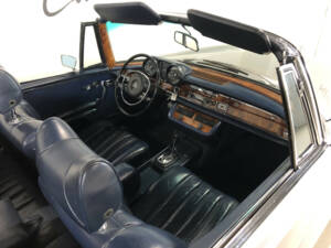 Image 21/31 of Mercedes-Benz 280 SE 3,5 (1970)