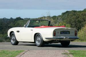 Image 33/38 of Aston Martin DB 6 Mk II Volante (1970)