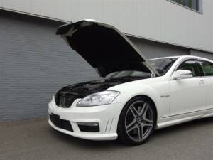Image 90/99 of Mercedes-Benz S 65 AMG L (2006)