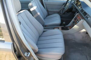 Image 43/92 de Mercedes-Benz 200 D (1989)