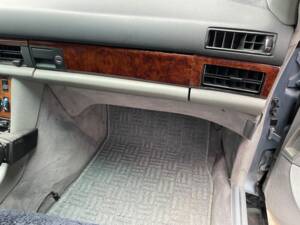 Image 19/30 of Mercedes-Benz 380 SEC (1985)