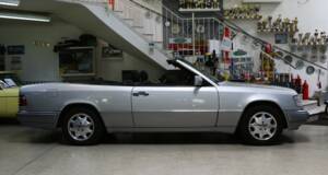 Immagine 8/43 di Mercedes-Benz E 200 (1994)