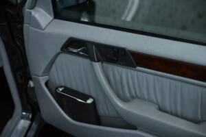 Bild 33/50 von Mercedes-Benz 500 E (1993)
