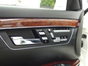 Image 50/99 of Mercedes-Benz S 65 AMG L (2006)