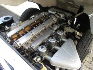 Image 18/37 of Jaguar E-Type 4.2 (1966)