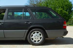 Immagine 18/44 di Mercedes-Benz 200 TE (1992)