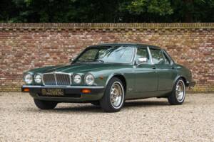 Image 22/50 of Jaguar XJ 6 4.2 (1985)