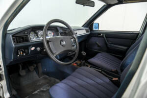Image 10/50 of Mercedes-Benz 190 E (1986)