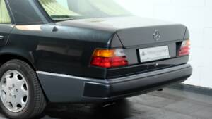 Image 24/32 de Mercedes-Benz 400 E (1991)