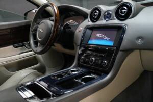Image 15/32 of Jaguar XJ 5.0 (2011)