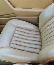 Image 31/42 of Mercedes-Benz 300 CE (1988)