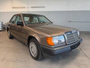 Afbeelding 4/36 van Mercedes-Benz 200 (1988)