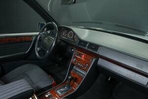 Bild 29/50 von Mercedes-Benz 300 E-24 (1992)