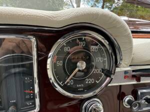 Image 18/26 de Mercedes-Benz 230 SL (1965)