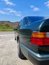 Bild 12/37 von Mercedes-Benz 200 E (1989)