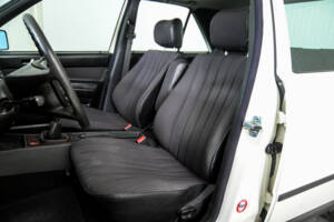 Image 28/50 of Mercedes-Benz 190 D (1985)