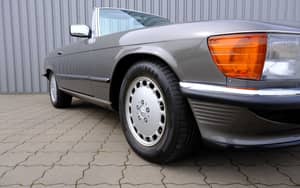Image 21/96 of Mercedes-Benz 560 SL (1987)