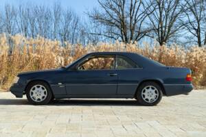 Image 5/50 of Mercedes-Benz 200 CE (1992)