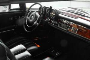 Image 22/49 de Mercedes-Benz 280 SE (1970)