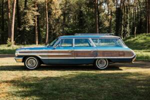 Image 2/20 of Ford Country Squire Station Wagon (1964)