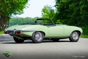 Image 24/60 de Jaguar E-Type (1969)