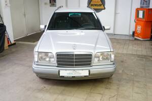 Image 5/36 de Mercedes-Benz E 220 T (1993)