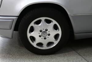 Immagine 11/43 di Mercedes-Benz E 200 (1994)