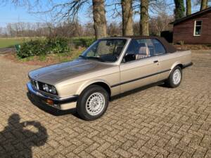 Image 2/17 of BMW 320i (1990)
