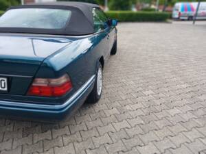 Image 6/29 of Mercedes-Benz E 200 (1995)