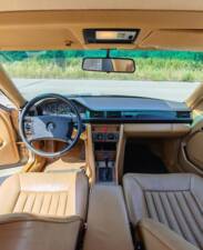 Image 22/42 of Mercedes-Benz 300 CE (1988)