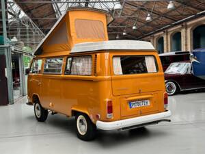 Image 9/32 of Volkswagen T2b Westfalia (1972)